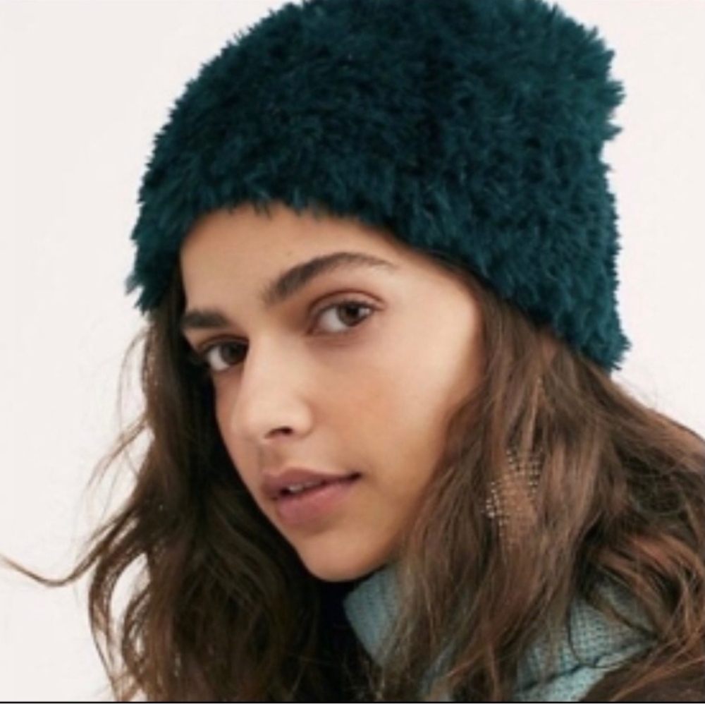 New Free People Head in the Clouds Forrest Green Fuzzy Beanie. 